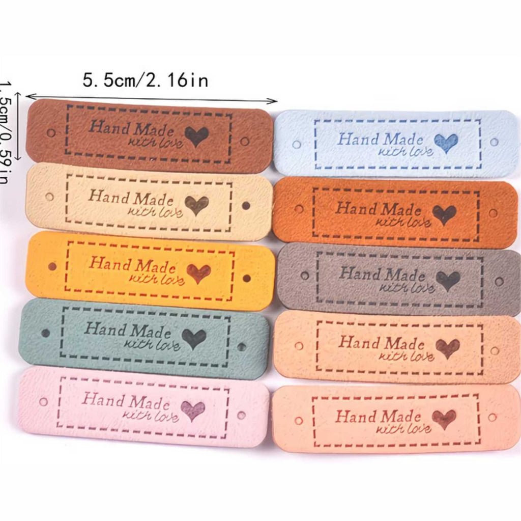 Geprägter Hand Made Schriftzug mit Herz auf Kunstleder Label zum Annähen Nahaufnahme