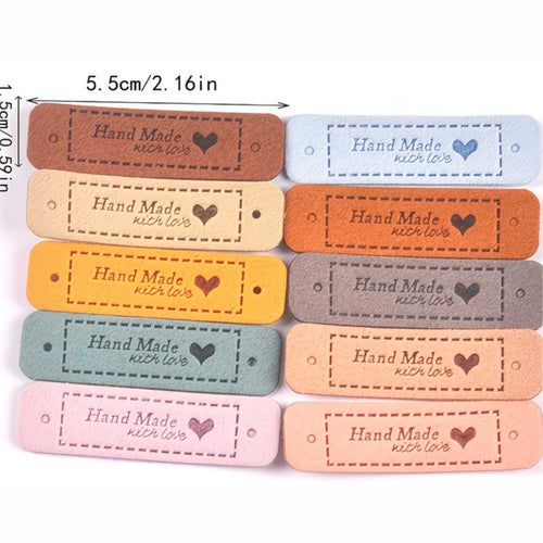 Geprägter Hand Made Schriftzug mit Herz auf Kunstleder Label zum Annähen Nahaufnahme