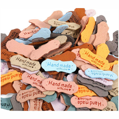 Geprägter Hand Made Schriftzug mit Herz auf Kunstleder Label zum Annähen Nahaufnahme