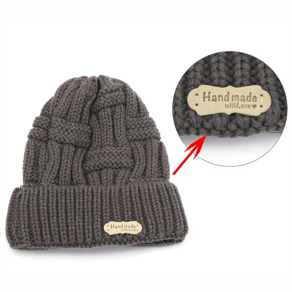 Handmade Kunstleder Etikett angenäht an gestrickter Mütze als dekoratives DIY Detail